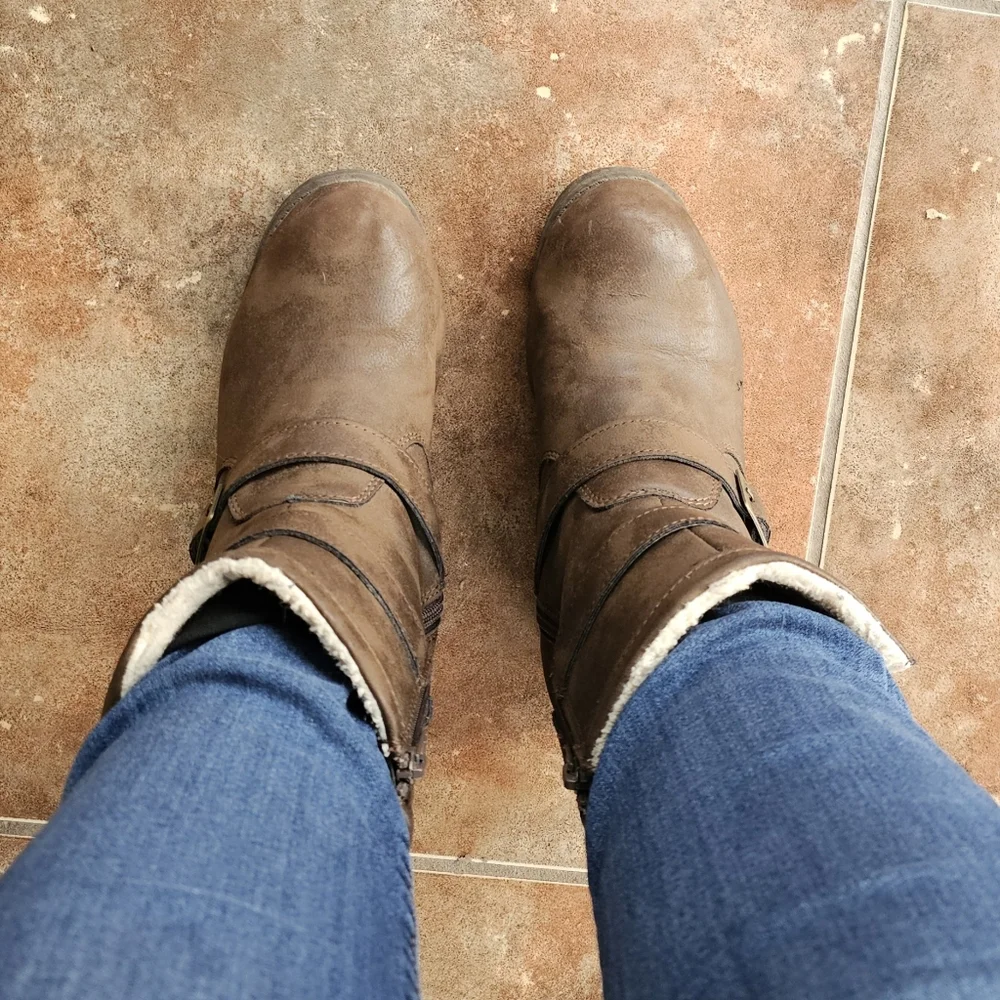 Bearpaw Boots - Style 1920-Felicity - Size 8.5 - Picture 14 of 14